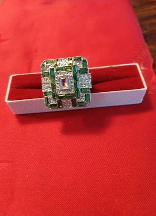 Mooie grote ring bezet met groene en witte steentjes erg mooi bewerkt, merk: onbekend, staat: Nieuw zonder prijskaartje, maat: 68.5 mm / 21.8 mm Ø, € 4,50, € 5,43 inclusief Kopersbescherming