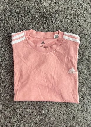 T-shirt Adidas rose à bandes blanches, brand: adidas, condition: Very good, size: M, €3.50, €4.38 includes Buyer Protection