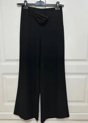 Pantalón de traje ancho fluido con decoración de lazo, brand: Local, condizioni: Ottime, taglia: S / IT 40 / EU 36, €4.00, €4.90 include la Protezione acquisti