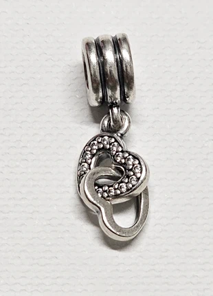 Pandora Charm Pendente Cuori intrecciati
Argento Sterling 925, marke: Pandora, zustand: Sehr gut, 35,00 €, 37,45 € inklusive Vinted-Käuferschutz