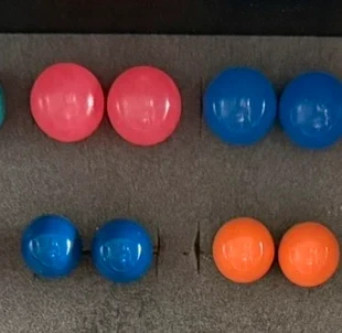 Lots de boucles d’oreilles boule de plusieurs couleurs en TBE, zustand: Sehr gut, 1,00 €, 1,75 € inklusive Vinted-Käuferschutz