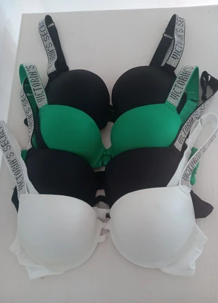 Sujetadores push-up con brillantes Victoria's Secret, marque: Victoria's Secret, état: Neuf avec étiquette, taille: 95B, 39,00 €, 41,65 € Protection acheteurs incluse