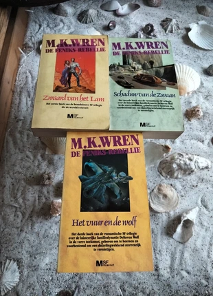 M.K. Wren - Feniks Rebellie - triologie, état: Bon état, 10,00 €, 11,20 € Protection acheteurs (Pro) incluse