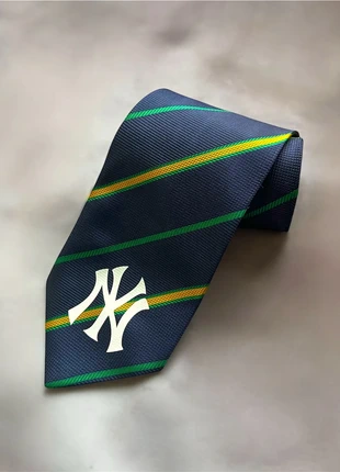 Cravatta Vintage Customizzata NY Yankees ‘90| Streetwear Custom, brand: New York Yankees, condizioni: Ottime, €15.90, €17.40 include la Protezione acquisti