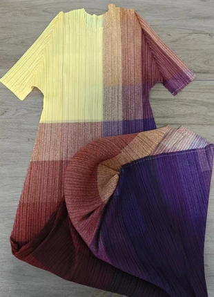 Issey Miyake Jurk, merk: Pleats Please Issey Miyake, staat: Nieuw zonder prijskaartje, maat: M / 38 / 10, € 160,00, € 168,70 inclusief Kopersbescherming