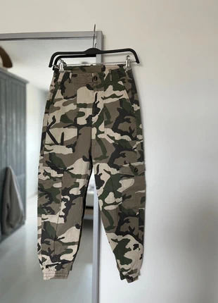 Pantalon cargo motif militaire Pull & Bear taille 32, marque: Pull & Bear, état: Très bon état, taille: XXS / 32 / 4, 5,00 €, 5,95 € Protection acheteurs incluse