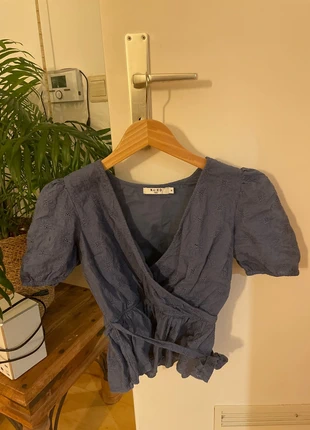 Blaue Schößchenbluse mit Blumenmuster von Nakd, brand: NA-KD, condizioni: Ottime, taglia: S / IT 40 / EU 36, €17.00, €18.55 include la Protezione acquisti