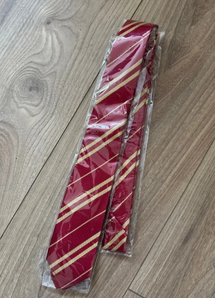 Cravate taille unique - Gryffondor Harry Potter, marke: Harry Potter, zustand: Neu, mit Etikett, größe: Einheitsgröße, 8,00 €, 9,10 € inklusive Vinted-Käuferschutz