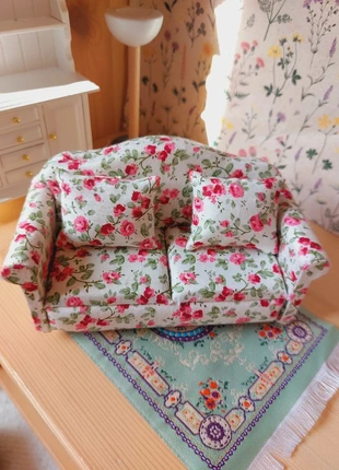 Floral wooden  sofa, marca: Dollhouse, estado: Muito bom, tamanho: 4 anos / 104 cm, €12.00, €13.30 inclui Proteção do Comprador