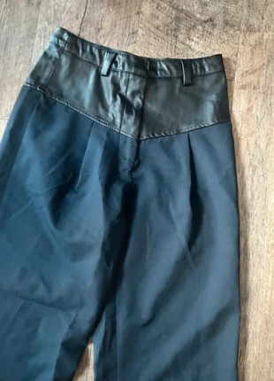 Pantalon bleu marine et noir taille haute Boohoo avec empiècement simili cuir (FR 36), marke: Boohoo, zustand: Sehr gut, größe: S / 36 / 8, 6,00 €, 7,00 € inklusive Vinted-Käuferschutz