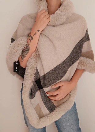 Cape poncho plaid à fausse fourrure Elisa’s • Neuf avec étiquette 🤍 Élégance & douceur d’hiver, brand: Elisa’s, condizioni: Nuovo con cartellino, taglia: Taglia unica, €35.00, €37.45 include la Protezione acquisti