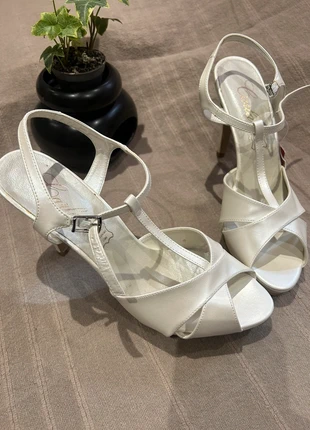 Sandales, nu-pieds, couleur ivoire, taille 41, marque: Carla Selvone, état: Neuf avec étiquette, taille: 41, 8,00 €, 9,10 € Protection acheteurs incluse