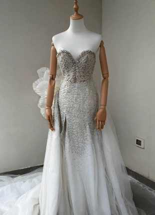 Bianca wedding gown size is betwen xtra small and small, marke: gownbyzee, zustand: Neu, größe: XS / 34 / 6, 1 700,00 €, 1 785,70 € inklusive Vinted-Käuferschutz