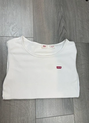 T-shirt Levi’s blanc logo rouge – Coupe ajustée, col rond large, merk: Levi's, staat: Goed, maat: S, € 2,50, € 3,33 inclusief Kopersbescherming