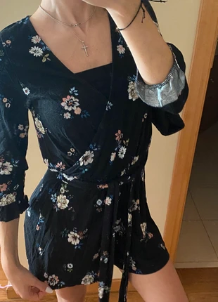 Macacão calção estampa floral, marca: Stradivarius, estado: Muito bom, tamanho: S / 36 / 8, €1.00, €1.75 inclui Proteção do Comprador