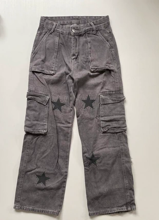 Grijze cargobroek met zwarte sterrenprint, estado: Muito bom, tamanho: S, €25.00, €26.95 inclui Proteção do Comprador