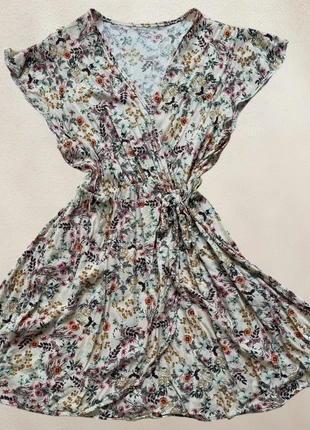 Robe portefeuille fluide fleurie – Blanc crème & style bohème, marke: Aesthetic, zustand: Sehr gut, größe: XS / 34 / 6, 20,95 €, 22,70 € inklusive Vinted-Käuferschutz