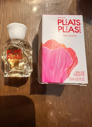 Jolie miniature 7,5 ml Issey miyke, merk: Pleats Please Issey Miyake, staat: Nieuw met prijskaartje, € 15,00, € 16,45 inclusief Kopersbescherming