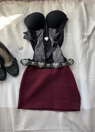 Pleated Black and Red Mini Skirt With Stretchy Band, merk: Bershka, staat: Heel goed, maat: XS / 34 / 6, € 10,00, € 11,20 inclusief Kopersbescherming