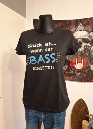 Glück ist, wenn der Bass einsetzt – schwarzes Shirt M | Festival / Techno Style 🎶, merk: B&C, staat: Heel goed, maat: M / 38 / 10, € 6,00, € 7,00 inclusief Kopersbescherming