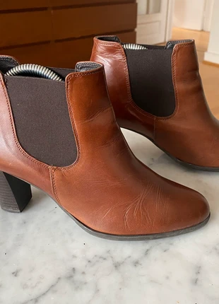 Bottines André en cuir marron – talon 7 cm – taille 39, merk: André, staat: Heel goed, maat: 39, € 29,00, € 31,15 inclusief Kopersbescherming