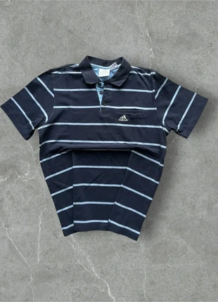 Polo adidas vintage à rayures bleu marine et bleu ciel | Taille M, brand: adidas, condizioni: Nuovo senza cartellino, taglia: M, €9.90, €11.10 include la Protezione acquisti