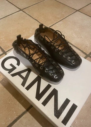 Ballerine con lacci nere GANNI, marca: Ganni, estado: Muito bom, tamanho: 36, €230.00, €242.20 inclui Proteção do Comprador