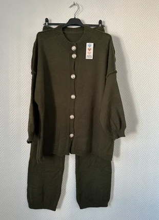 Ensemble deux pièces kaki neuf S/M, état: Neuf avec étiquette, taille: M / 38 / 10, 26,00 €, 28,00 € Protection acheteurs incluse