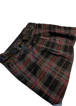 Plaid black & red skirt w/ faux leather belt, merk: Vintage Dressing, staat: Heel goed, maat: XL / 42 / 14, € 8,99, € 10,14 inclusief Kopersbescherming