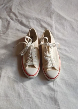 Crème witte veterschoenen, merk: New Look, staat: Heel goed, maat: 39, € 9,00, € 10,15 inclusief Kopersbescherming