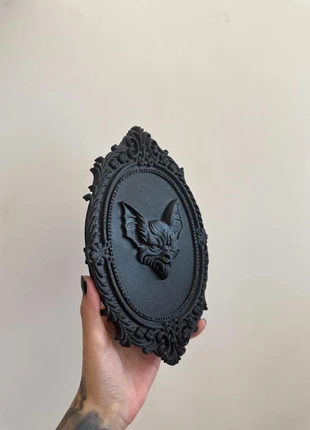 Gothic Vampire Wall Frame – Spooky Baroque Bat Demon Decor for Dark Aesthetic or Horror Gothic Room, merk: EternalScream, staat: Nieuw zonder prijskaartje, € 15,00, € 16,45 inclusief Kopersbescherming Pro