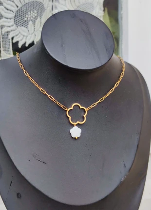 Collier court à maille trombone à pendentifs fleur dorée et fleur blanche nacrée, marke: Boheme, zustand: Sehr gut, 11,00 €, 12,25 € beinhaltet Vinted-Käuferschutz Pro