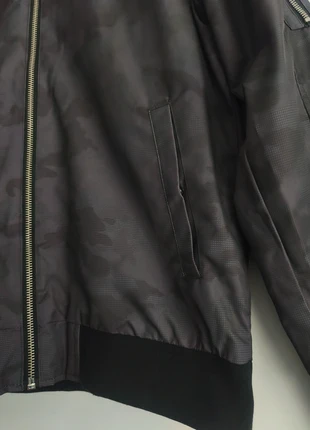 Dunkle Bomberjacke mit Camo-Muster | Urban Style, marke: SMOG, zustand: Sehr gut, größe: S, 11,00 €, 12,25 € inklusive Vinted-Käuferschutz