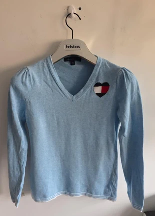 Pull Tommy Hilfiger bleu clair cœur logo femme XS, marke: Tommy Hilfiger, zustand: Sehr gut, größe: XS / 34 / 6, 17,00 €, 18,55 € inklusive Vinted-Käuferschutz