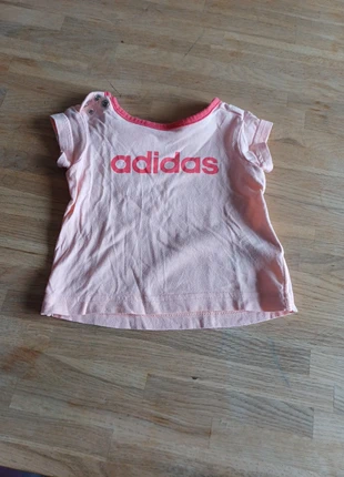 T-shirt, merk: adidas, staat: Heel goed, maat: 3-6 maanden / 62 cm, € 2,00, € 2,80 inclusief Kopersbescherming