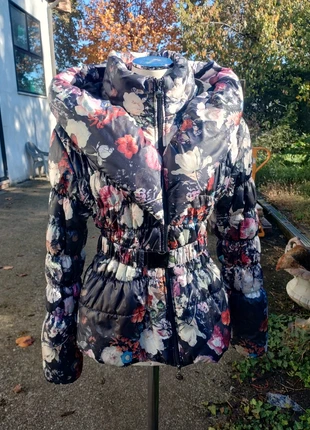 Piumino donna, cappuccio ampio, fondo nero con fantasia a fiori, cintura in vita, zustand: Sehr gut, größe: M / 38 / 10, 9,00 €, 10,15 € inklusive Vinted-Käuferschutz