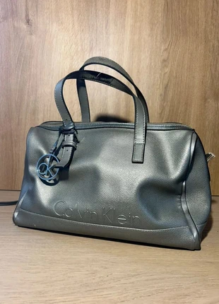 Sac à main Calvin Klein cabas gris cuir synthétique logo CK porté main avec breloque, marca: Calvin Klein, estado: Bueno, 12,00 €, 13,30 € Protección al comprador incluida