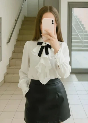 Blouse blanche élégante à volants et nœud noir – Taille S, marca: belina, estado: Muito bom, tamanho: S / 36 / 8, €28.40, €30.52 inclui Proteção do Comprador