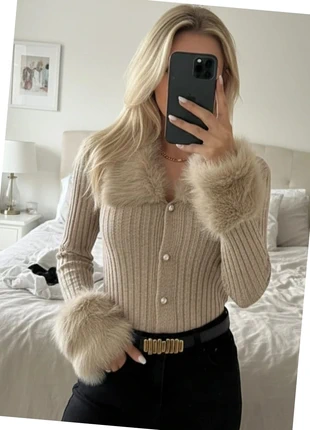 Cardigan/Pull Côtelé avec Col et Poignets en Fausse Fourrure 🧸 Y2K, marque: mila paris, état: Très bon état, taille: S / 36 / 8, 59,00 €, 62,65 € Protection acheteurs incluse