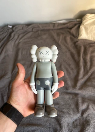 Figurine Kaws réplique, marque: Kaws, état: Neuf sans étiquette, taille: Taille unique, 10,00 €, 11,20 € Protection acheteurs incluse
