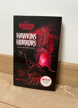 Livre Stranger Things « Hawkins Horrors », état: Très bon état, 5,00 €, 5,95 € Protection acheteurs incluse