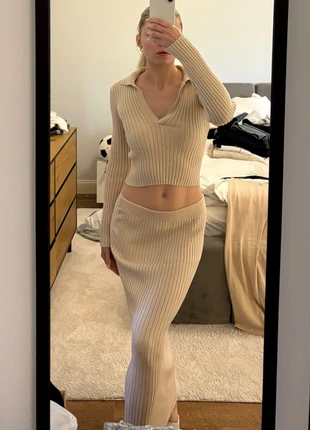 Beiges Strick Set von PrettyLittleThing zweiteilig Pullover mit Kragen und langer Rock Maxirock, merk: PrettyLittleThing, staat: Heel goed, maat: M / 38 / 10, € 12,00, € 13,30 inclusief Kopersbescherming