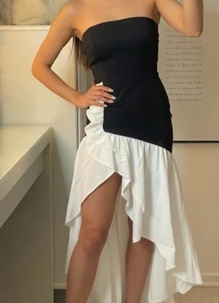 Robe bustier noire et blanche asymétrique chic, élégante et moderne. Taille M, brand: Vintage Chic, condition: Very good, size: M / 38 / 10, €52.90, €56.25 includes Buyer Protection Pro