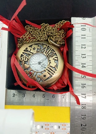 Montre à gousset avec la boîte Alice in wonderland, marca: Broche.fr, estado: Muy bueno, tamaño: 47 mm o más, 5,00 €, 5,95 € Protección al comprador Pro incluida