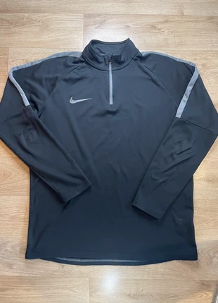 Haut Nike noir et gris taille M, marque: Nike, état: Très bon état, taille: M, 12,00 €, 13,30 € Protection acheteurs incluse