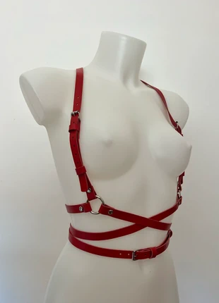 Red leather harness xx, brand: Isy Mo, condizioni: Ottime, taglia: Regolabile, €38.00, €40.60 include la Protezione acquisti