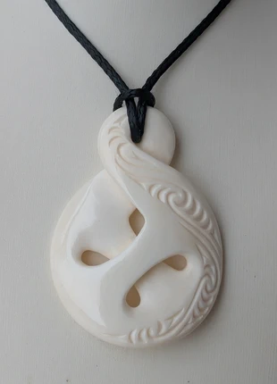Pendentif maori en os de bovin Torsion croisée sculpté à la main, état: Neuf sans étiquette, 8,00 €, 9,10 € Protection acheteurs (Pro) incluse