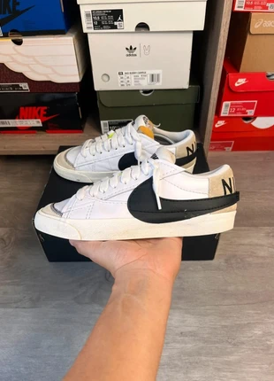 Nike Blazer Low ´77 Jumbo blanc et noir taille 44, marque: Nike, état: Très bon état, taille: 44, 50,00 €, 53,20 € Protection acheteurs incluse