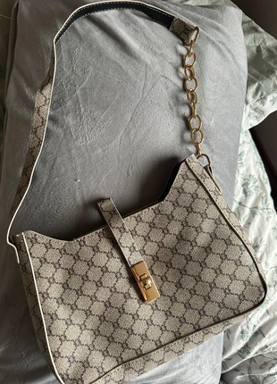 Women’s shoulder bag-Trending beige handbag with gold details, brand: Vintage Dressing, condizioni: Nuovo senza cartellino, €6.00, €7.00 include la Protezione acquisti