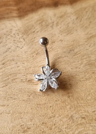 Navelpiercing zilver bloem, merk: geen merk, staat: Nieuw zonder prijskaartje, € 5,00, € 5,95 inclusief Kopersbescherming